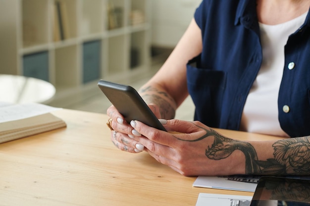 Mujer que trabaja en línea en un teléfono inteligente