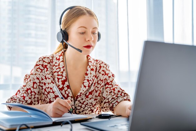 mujer que trabaja en la oficina