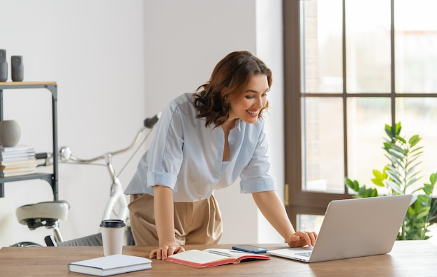 mujer que trabaja en la oficina