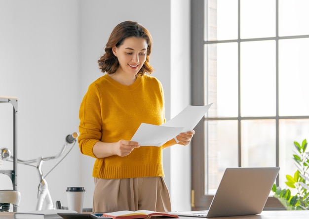 mujer que trabaja en la oficina