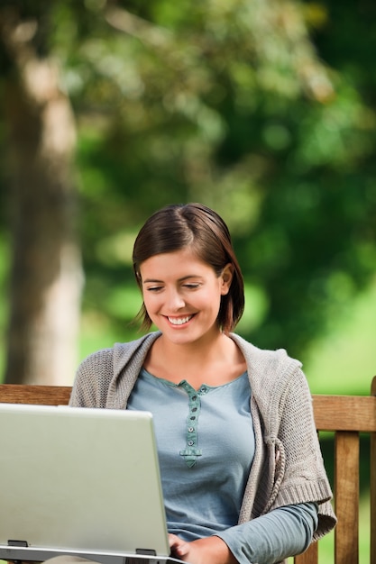 Mujer que trabaja en su computadora portátil