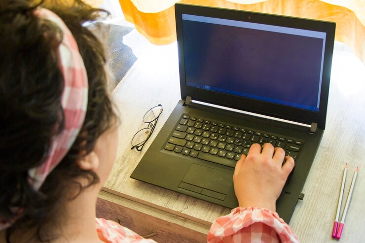 Foto mujer que trabaja desde su oficina en casa portátil o portátil proceso de trabajo de negocios escritorio y teclado