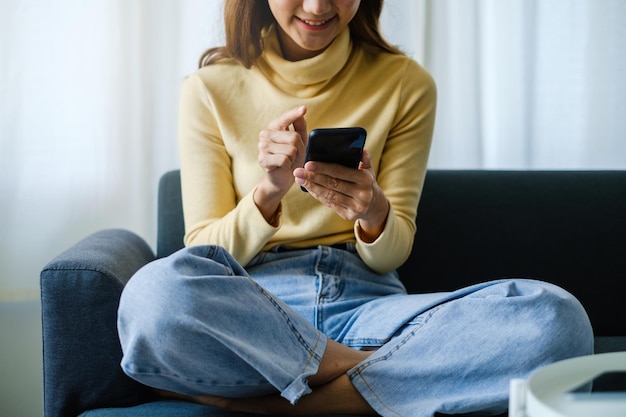 Mujer que usa la aplicación de compras en el teléfono inteligente y pago con tarjeta de crédito