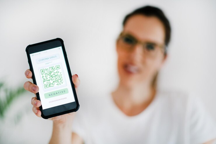 Foto mujer que usa la aplicación móvil corona virus con código qr