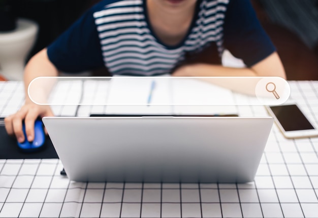 Mujer que usa la computadora portátil para buscar información con la pantalla de la barra del motor de búsqueda