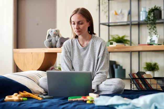 Mujer que usa la computadora portátil en el país