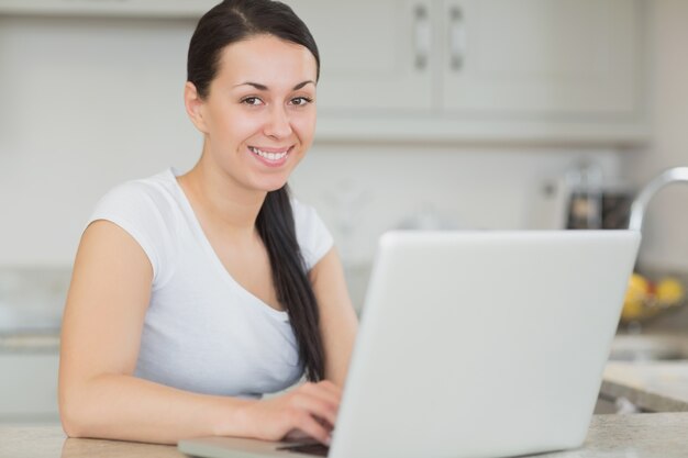 Mujer que usa la computadora portátil