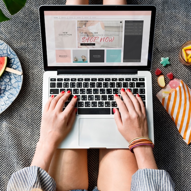Mujer que usa la computadora portátil
