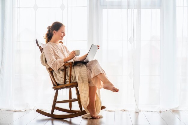 Mujer que usa la computadora portátil