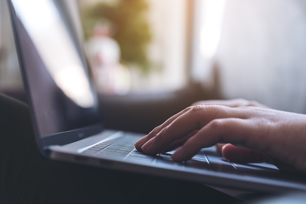 Mujer que usa la computadora portátil