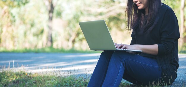 Mujer que usa la computadora portátil