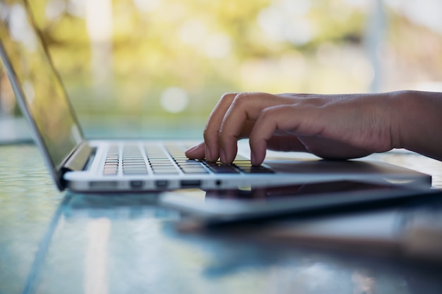 Mujer que usa la computadora portátil