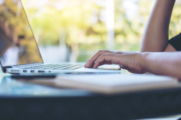 Mujer que usa la computadora portátil