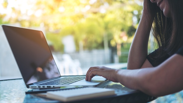 Mujer que usa la computadora portátil