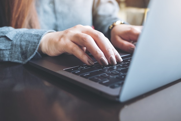 Mujer que usa la computadora portátil