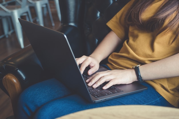 Mujer que usa la computadora portátil