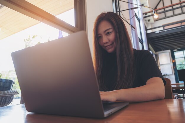 Mujer que usa la computadora portátil