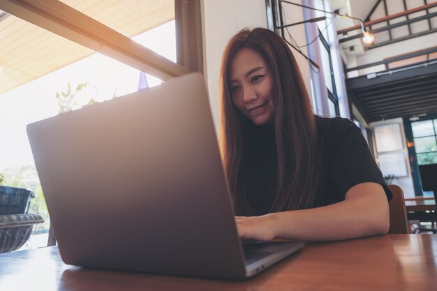 Foto mujer que usa la computadora portátil