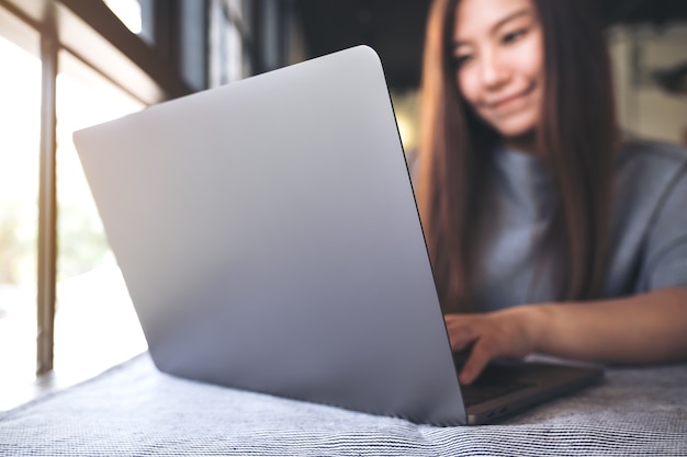 Mujer que usa la computadora portátil