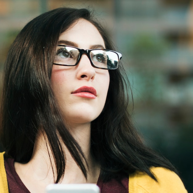 Mujer que usa el concepto de comunicación del teléfono móvil