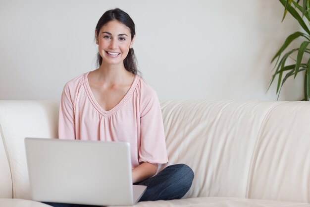 Mujer que usa un cuaderno