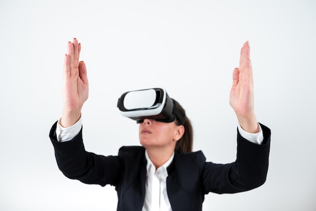 Mujer que usa gafas Vr y presenta mensajes importantes entre las manos Mujer de negocios que tiene anteojos de realidad virtual y muestra información crucial