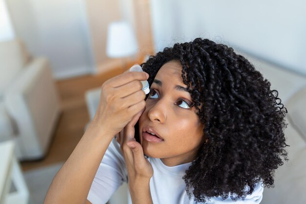 mujer que usa gotas para los ojos mujer que deja caer lubricante para los ojos para tratar el ojo seco o alergia mujer enferma que trata la irritación o inflamación del globo ocular mujer que sufre de síntomas ópticos del ojo irritado