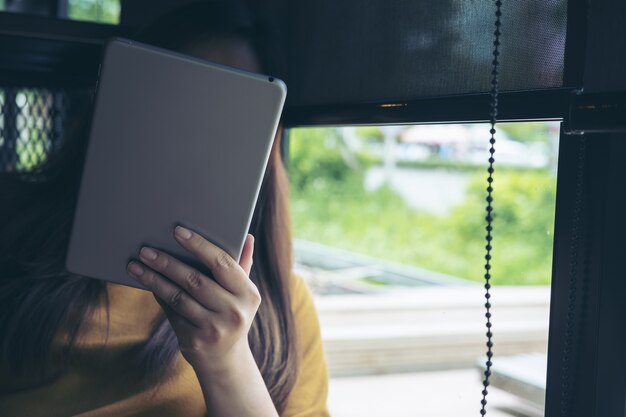 mujer que usa la PC de la tableta