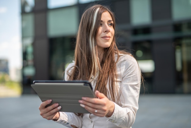 Mujer que usa su tableta al aire libre