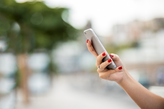 Mujer que usa su teléfono inteligente para buscar señal