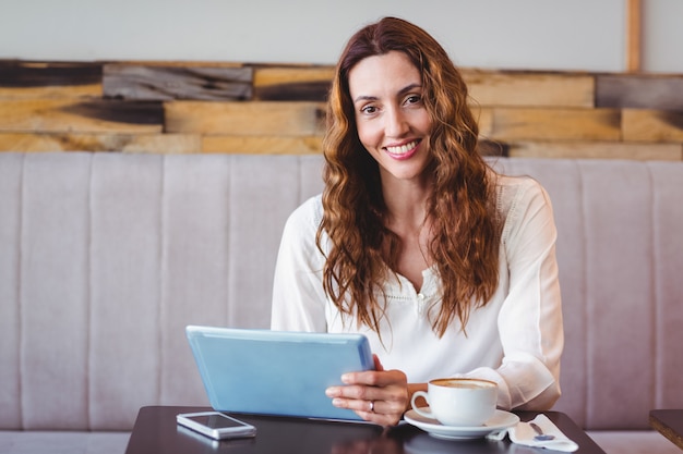 Mujer que usa la tableta digital