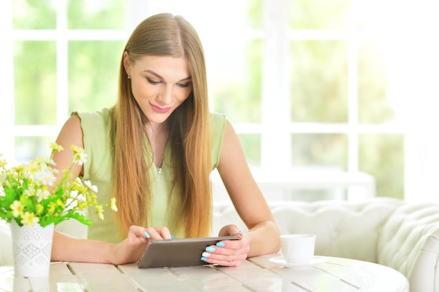 Foto mujer que usa la tableta digital