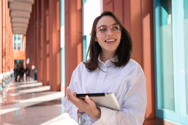 Mujer que usa la tableta digital