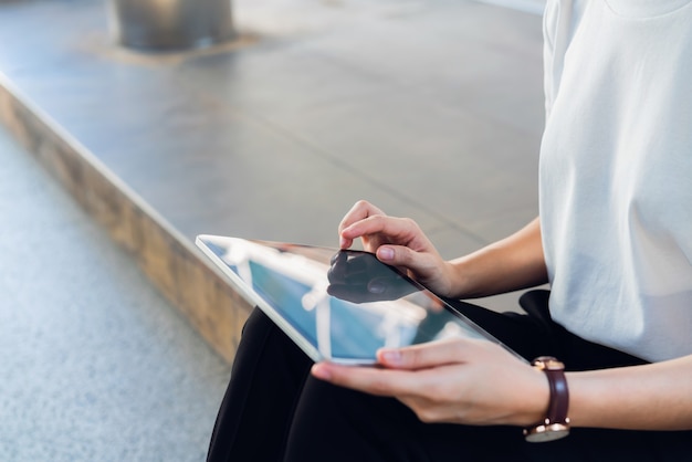 Mujer que usa la tableta, durante el tiempo libre.