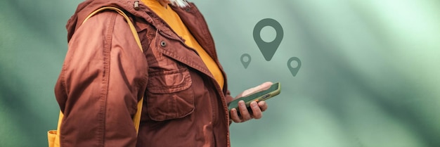 Foto mujer que usa el teléfono inteligente con la aplicación de navegación gps del mapa en la pantalla cuando viaja