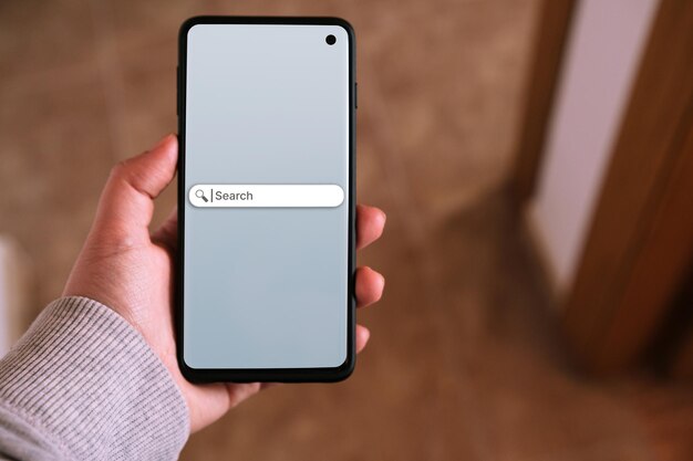 Mujer que usa el teléfono inteligente con la barra de búsqueda en la pantalla Optimización del motor de búsqueda Icono del navegador SEO
