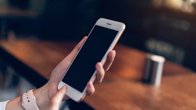 Mujer que usa teléfono inteligente. El concepto de usar el teléfono es esencial en la vida cotidiana.