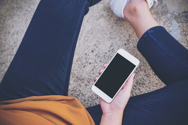 Mujer que usa el teléfono inteligente maqueta