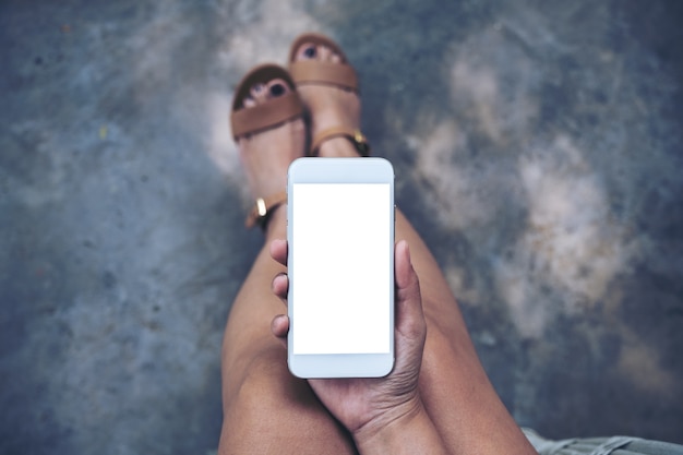 Mujer que usa el teléfono inteligente maqueta