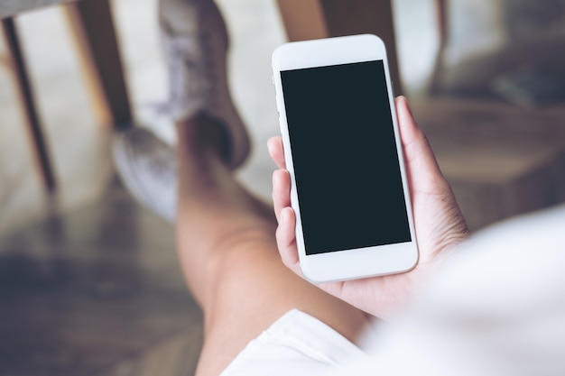 Mujer que usa el teléfono inteligente maqueta