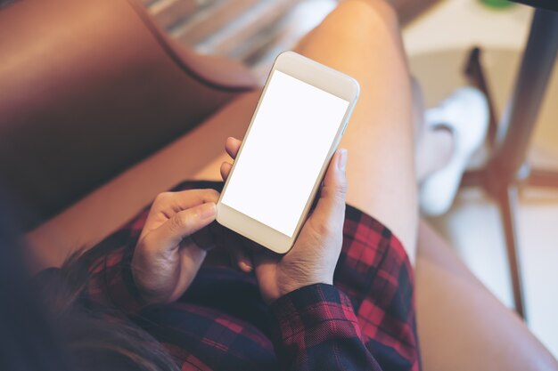 Mujer que usa el teléfono inteligente maqueta