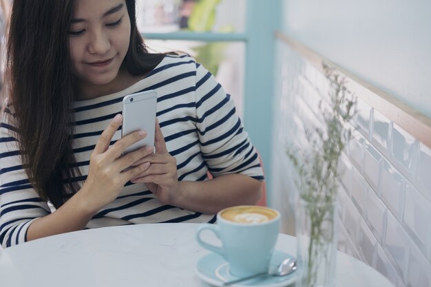 Mujer que usa el teléfono inteligente