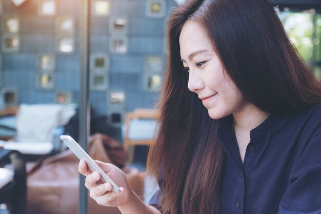 Mujer que usa el teléfono inteligente