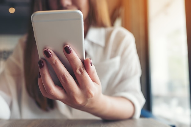 Mujer que usa el teléfono inteligente