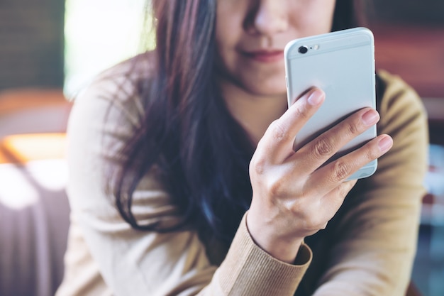 Mujer que usa el teléfono inteligente