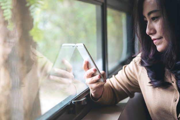 Mujer que usa el teléfono inteligente