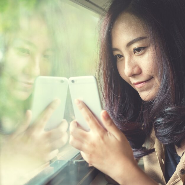 Mujer que usa el teléfono inteligente