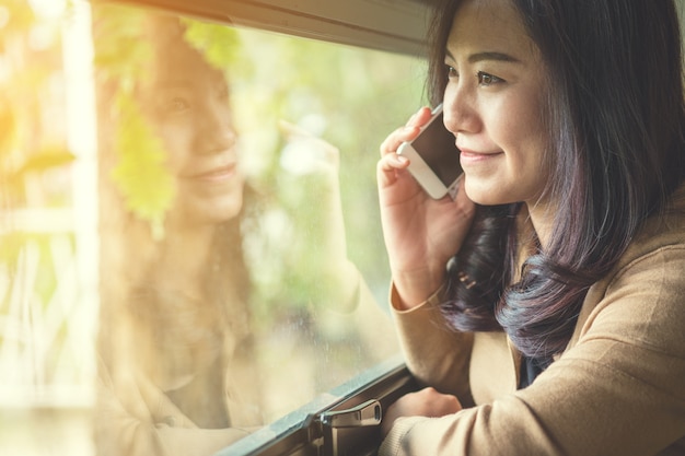 Mujer que usa el teléfono inteligente