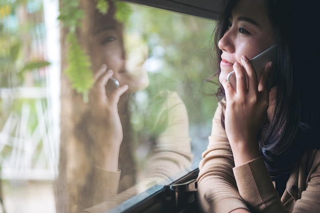 Mujer que usa el teléfono inteligente