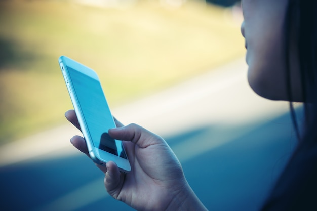 Mujer que usa el teléfono inteligente